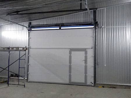 Подъемные ворота с калиткой для гаража в Шахтах